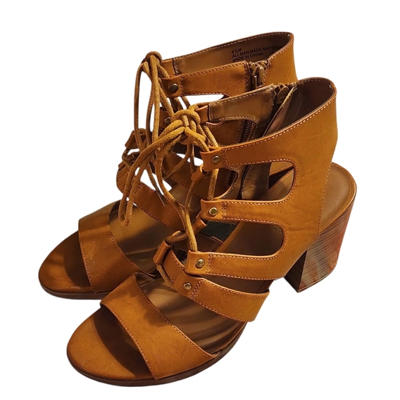 White Mountain Flora Gladiator Style Ankle Strap | Stack Heel | Size 8.5 - Picture 10 of 10